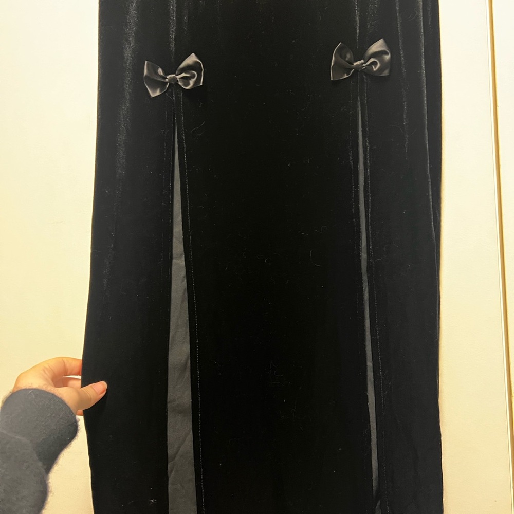Mid/maxi skirt satin bow details high splits. Velvet material. - Picture 2 of 3